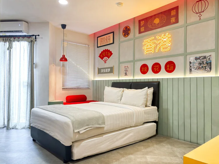 Hong Kong: The bed with its own AC and window curtains, quiet for sleeping.