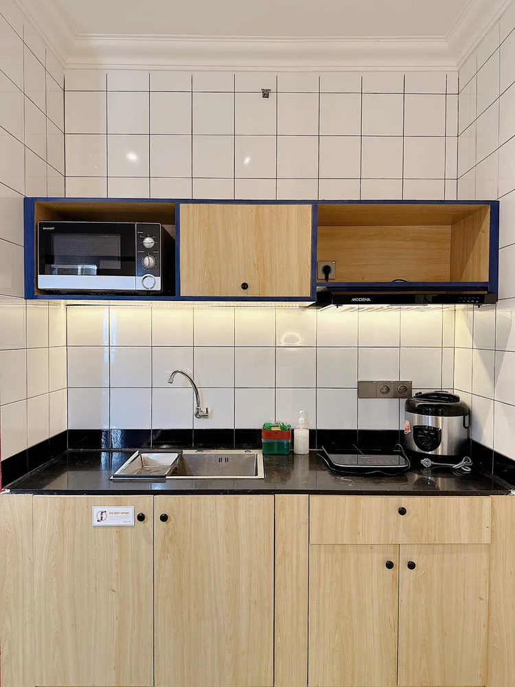 Berlin: Rice cooker and water dispenser, with a spare water gallon in every unit.